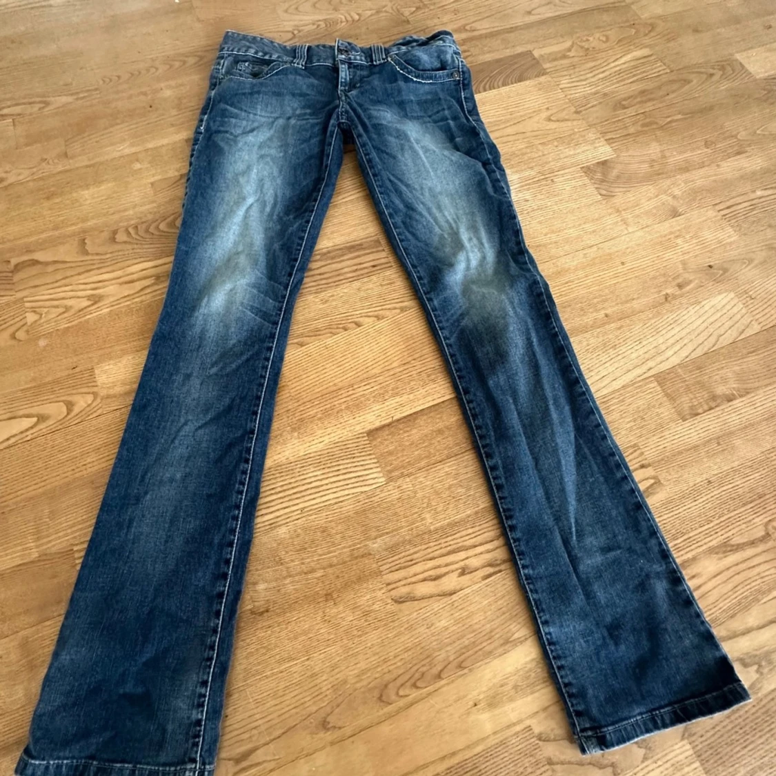 Lågmidjade utsvängda jeans
