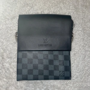 Ny svart axelväska - Säljer en helt oanvänd snygg svart axelväska.