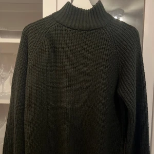 Mörkgrön stickad polotröja - Använt men väldigt bra skick 