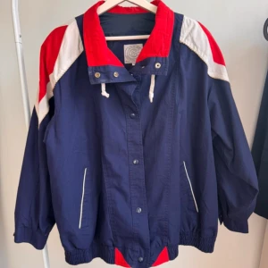 Vintage 80/90-tals windbreaker - Vintage 80/90-tals windbreaker från Current Seen. Oversized modell i mycket gott skick, med resår i midja och ärmslut + fickor. Storlek W16 (motsvarande 44), dock är den liten i storleken och passar mig som är en 38.