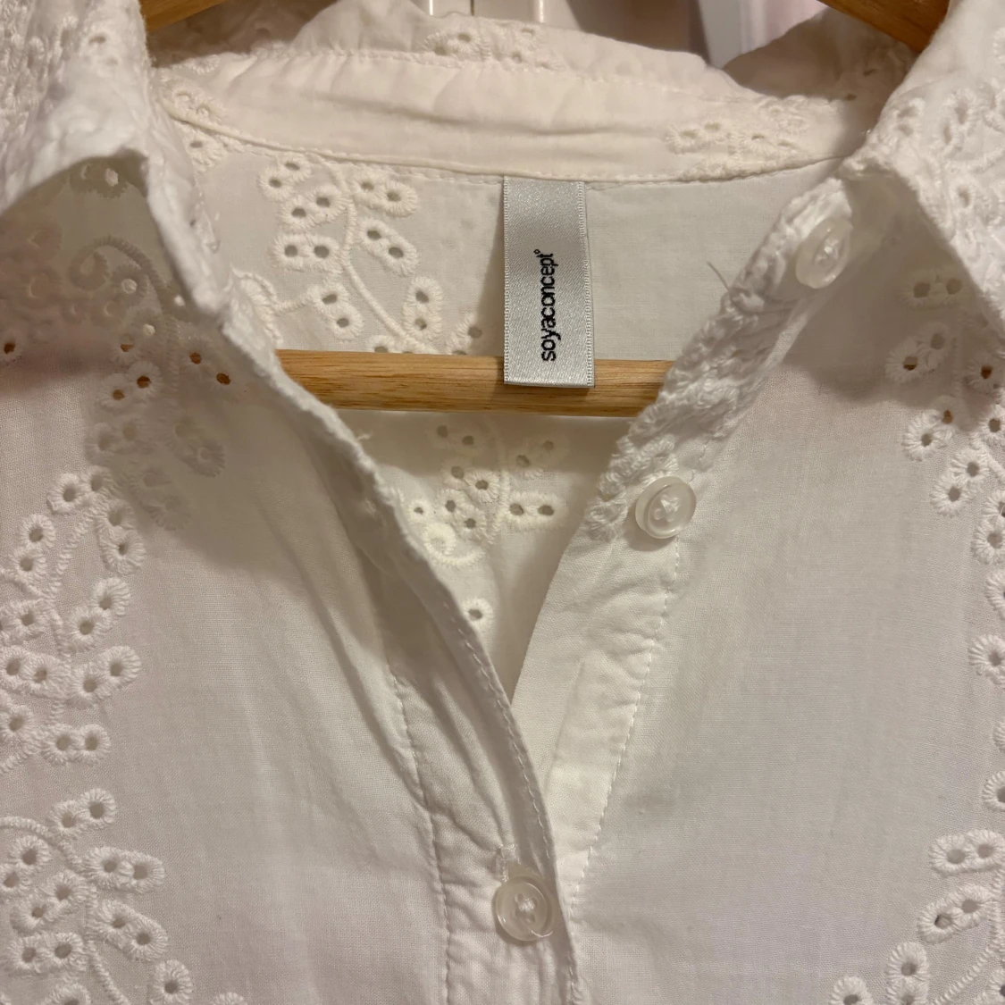 Vit broderad skjorta Soyaconcept - 1