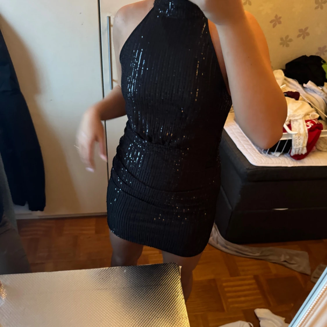 Svart glittrig halterneck klänning - 1