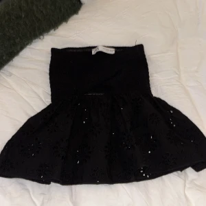 Svart broderad tubtopp från Zara - en jättesöt tubtopp från zara aldrig använd 