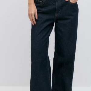 Mörkblå wide jeans - Snygga mörkblå jeans med breda ben och klassisk femficksdesign. Jeansen har hög midja och raka sömmar, perfekta för en avslappnad och trendig look. Tillverkade i kraftigt denimtyg som ger en schysst känsla.