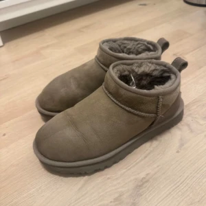 Ugg mini - Säljer min Ugg köpa på zalando. Storlek 39, i gott skick. Säljs på grund av att jag inte använder dem mer. 