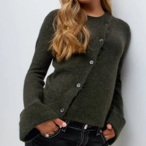 Mörkgrön kofta från Gina Tricot - Snygg mörkgrön kofta från Gina Tricot med asymmetrisk knäppning framtill. Nytt skick, aldrig använd