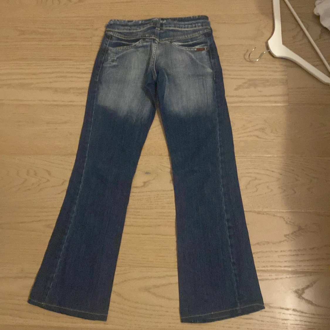 Blå bootcut jeans med slitna detaljer - 1