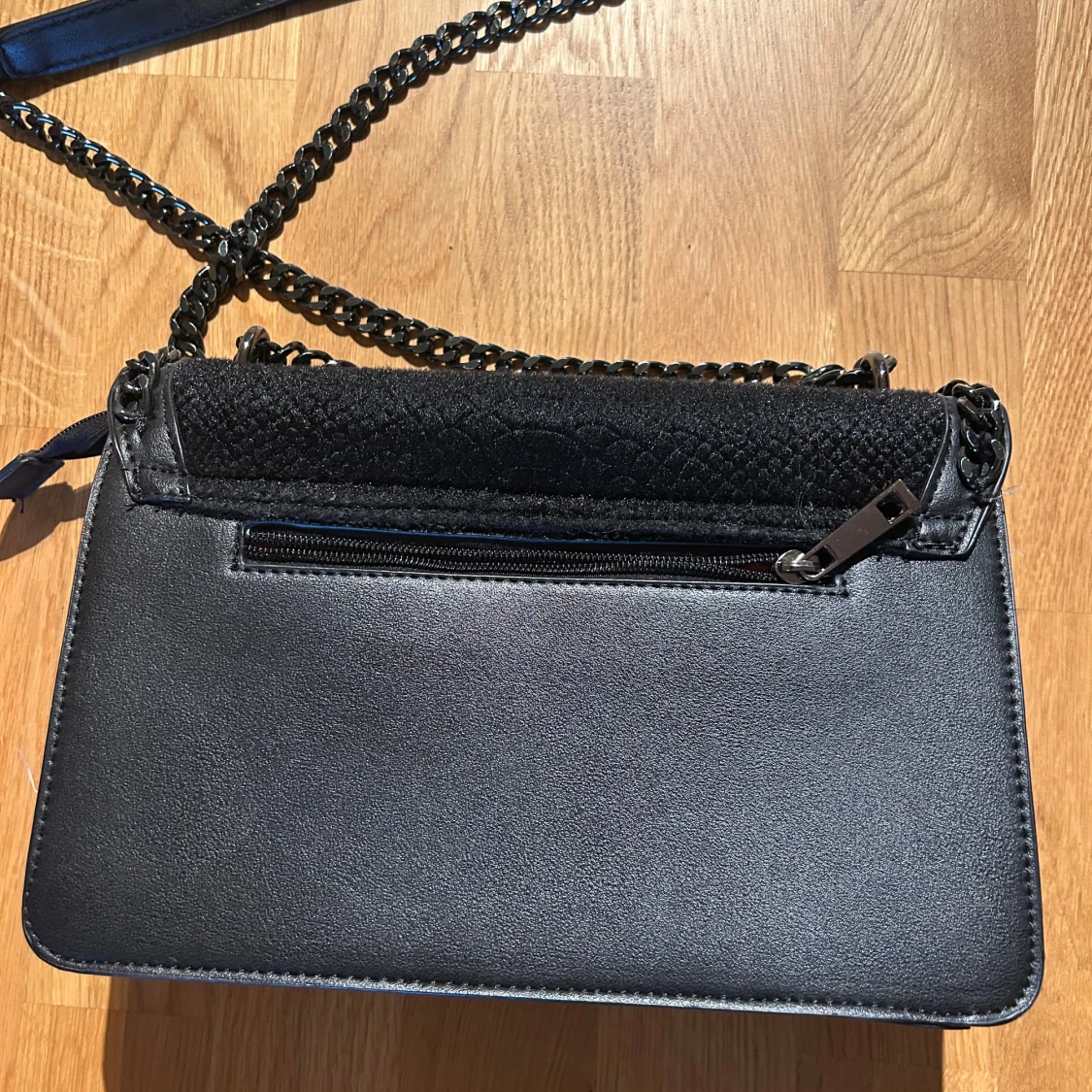 Svart axelväska med kedja - 1