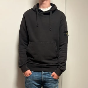 Stone Island Hoodie  - Stone Island Hoodie | Skick 9/10 ”Något blekt” | Tillbehör: Endast tröja | Nypris: +- 2500 SEK, i köpt från salvage i Kalmar när det fanns | Strolek: M | Pris kan diskuteras, vid fler bilder eller frågor hör av er. 🍂🍁