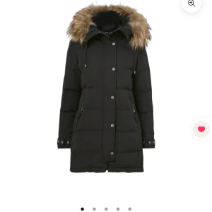 Hollies subway jacka - Svart jacka från Hollies, modell subway storlek 36, inte mycket använd. Säljer den då jag inte använder den mer. Priset går att diskutera! Mycket fin och skön med äkta avtagbar päls! Pris går att disskutera!!