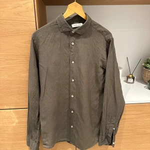 Linneskjorta - Mörkgrön linneskjorta i mycket bra skick!    Storlek: M