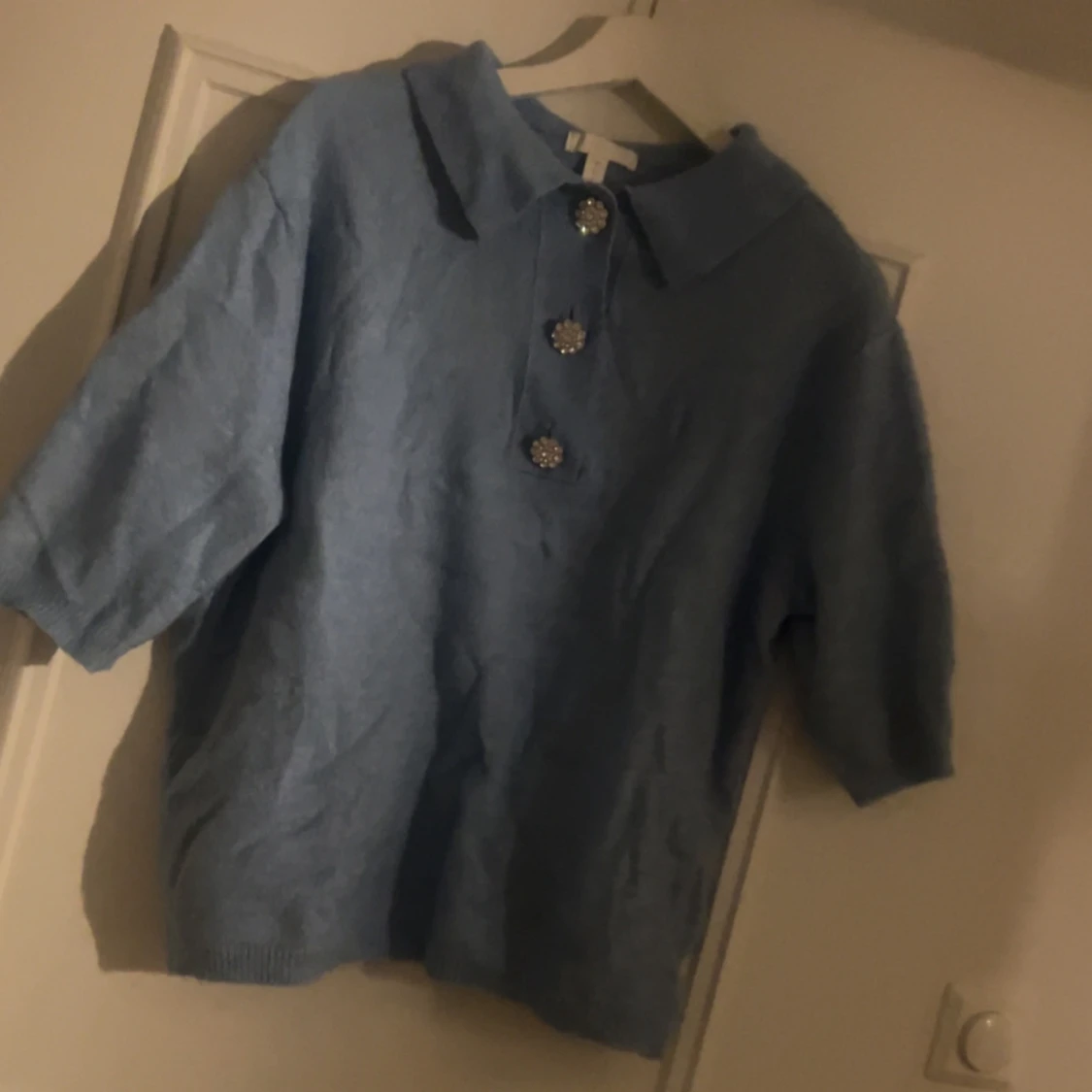 Ljus blå tröja med diamant knappar  - 3