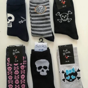 6 Par Damstrumpor Med Coola Dödskallar Stl 36/40 - Helt nya. Pryds av olika stilfulla dödskalle motiv. Finstickade strumpor i mjuk bomullsblandning, har högt skaft med resår. 