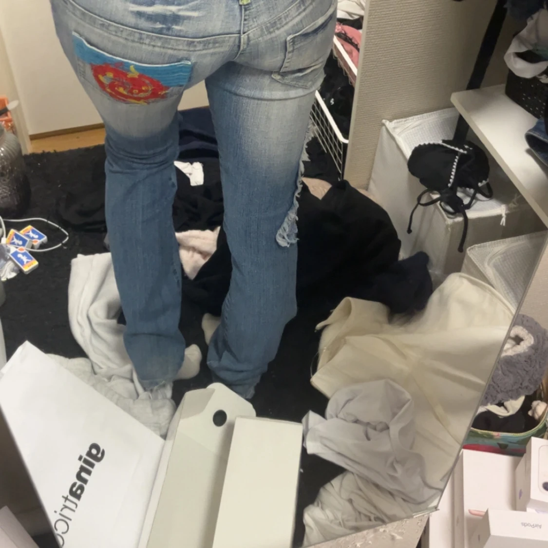 Blå jeans med drakpatch från Provog - 1