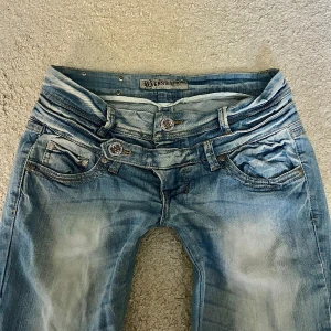 Lågmidjade jeans - Lågmidjade raka jeans med coola detaljer 🩷 Midjemåttet är 38 cm, innerbenslängden är 81 cm och fotvidden är 18 cm. 