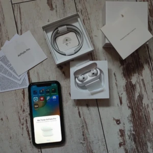 AirPods Pro - Säljer ett par AirPods Pro i nyskick, komplett med originalförpackning, laddningskabel och manualer. Hörlurarna är rena och utan synligt slitage. Perfekt för trådlös musik och samtal med aktiv brusreducering. Snabb och enkel anslutning till iPhone.