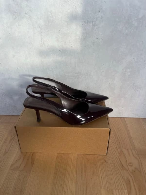 Pumps - Supersnygga pumps från NA-KD i färgen burgundy, storlek 39. Har använt en gång men säljer pga att de va för stora, har köpt dom i en mindre storlek🤗Jag har vanligtvis 38 i skor