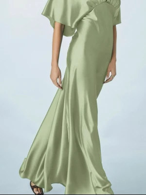 ljus grön balklänning !Söker! - Söker!! Stl xs-s typ denna från Zalando eller liknande i samma färg elelr ljusrosa! Hör av dig om du vill sälja rimligt pris!💘💘