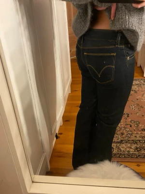 Levi's 572 Bootcut jeans mörkblå - Säljer ett par Levi's 572 Bootcut jeans i mörkblå denim med klassiska gula sömmar och fem fickor. Jeansen har bootcut-snitt och normal passform, tillverkade i 100% bomull. Perfekt för dig som gillar retrovibe och snygga detaljer. Är 157cm😊 köpta men aldrig använt 
