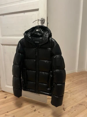 Peak performance dunjacka - Varm och skön dunjacka från peak performance! Storlek S, riktigt fint skick. Nypris närmre 4000kr. Fler bilder kan ordnas om så önskas. MVH Simon 