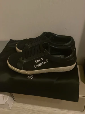 Saint Laurent skor - Ett par feta ysl skor i bra skick endast små tecken på användning. Köpt här på Plick har använt dem försiktigt så inte så synliga tecken på användning. sitter fint och bekvämt för dig som har storlek 40 kommer med dust bag och certificat kort