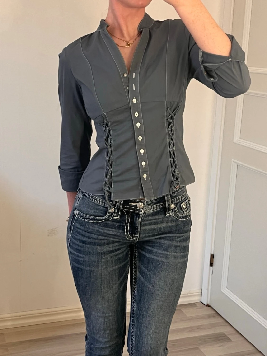 Grå figursydd skjorta 