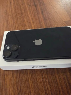 Apple iphone 14 128 gb - Apple iPhone 14 med 128 GB lagringskapacitet. Bilder kan skickas privat. Telefonen har 79% i batterihälsa och funkar jättebra. Telefonen har en liten repa på ramen men inget alls som syns om du har skal. Överlag jätte fin telefon som ni ser på bilderna :) Kartong finns om det önskas.