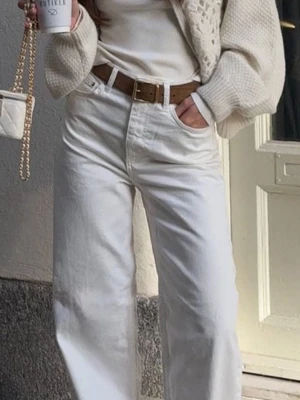 Vita raka jeans - Snygga vita jeans med rak passform och klassisk femficksdesign. Byxorna har en midwaist och är tillverkade i demin.  Perfekta för dig som gillar stilrena och fräscha looks.