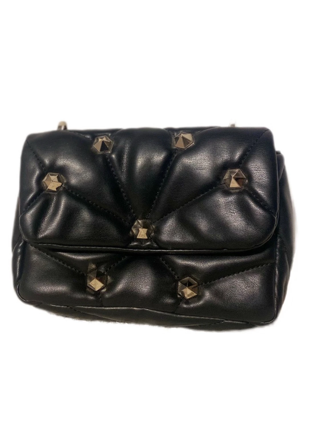 Svart quiltad axelväska med nitar