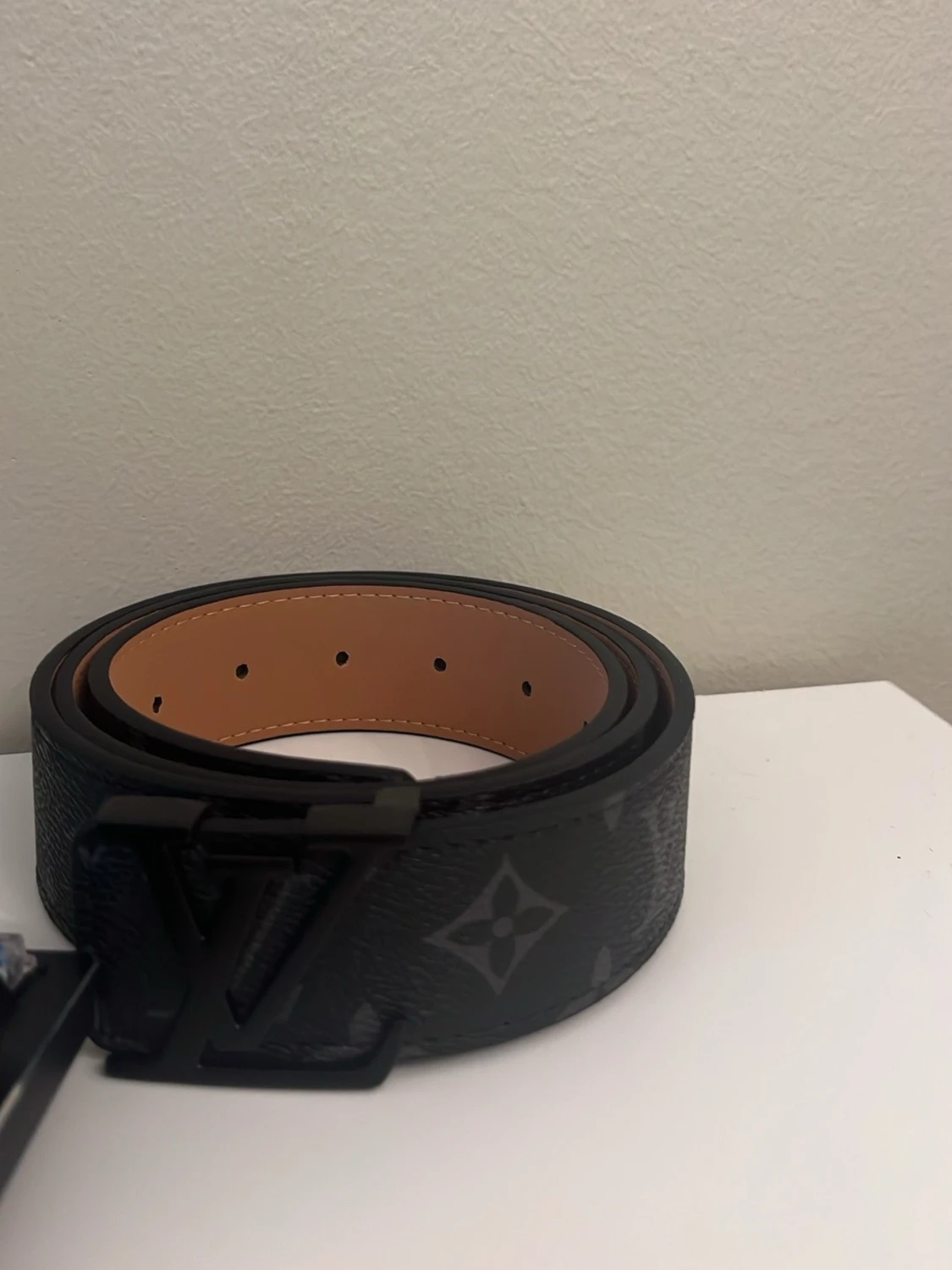 Svart L&V skinnbälte
