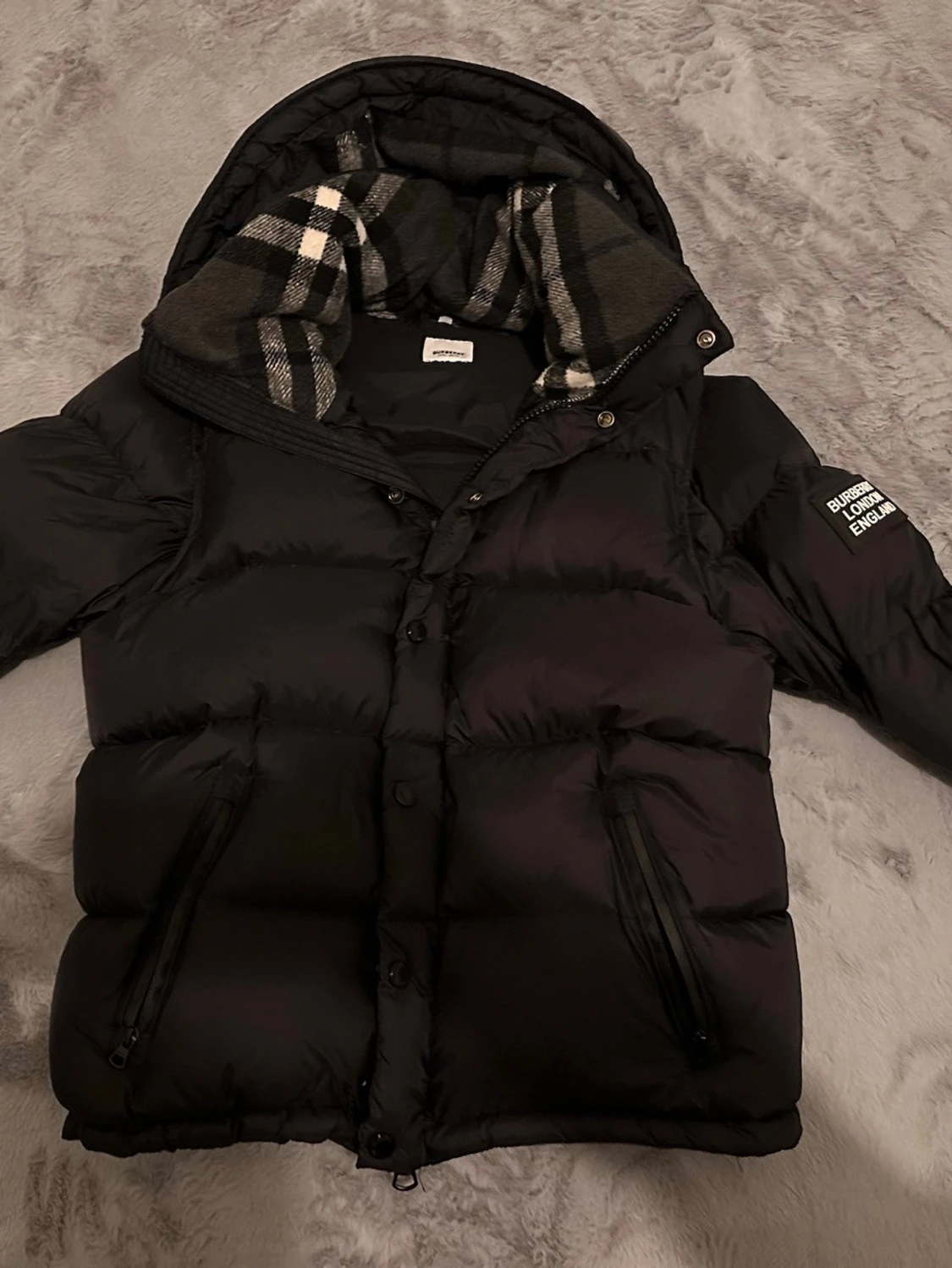 Svart Burberry pufferjacka med huva - 1