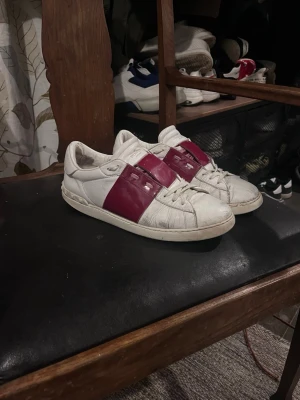 Röda Valentino opens  - Sällsynt färg på valentino opens med helt okej skick jag har inte försökt att tvätta dom så personen som köper får väll göra de antar jag.