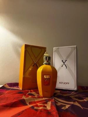 Xerjoff Erba Gold - Xerjoff Erba Gold 5ml. Det är en fruktig och fräsch doftprofil med noter av Melon, Apelsin, Päron, Mysk, Vanilj och Äpple. Denna doft passar utmärkt att bära på Dagtid under säsongerna Vår, Sommar och Höst. Signature scents kan ge dig de fantastiska priserna: [3ml, 90 kr], [5ml, 150 kr] och [10ml, 300 kr]. Nypris: 3120kr                          Skriv gärna om ni undrar något😊