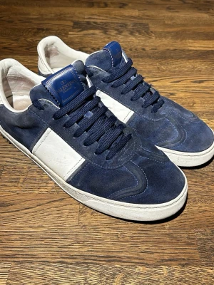 Valentino flycrew  - Säljer ett par Valentino flycrew i storlek 42. Skulle säga att skick är 6/10 då ett par nitar är borta, lite heeldrag och några lösa kanter (går att limma/sy). Dock har de mycket kvar att ge. OG ingår såklart, hör av er vid frågor!