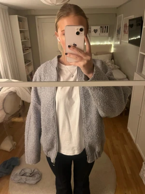 Ull bomberjacka från Zara - As snygg och eftertraktad bomberjacka från Zara. I fint skick🥰