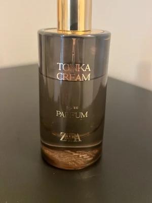 Tonka Cream Eau de Parfum - Modern parfym från ZARA med elegant design och lyxig känsla. Perfekt för dig som vill sticka ut med en unik doft i din samling. Flaskan har en stilren look som passar alla tillfällen.