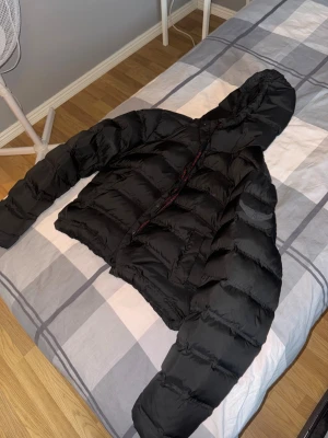 Svart pufferjacka med huva - Svart kort vinterjacka från Zadig Voltaire, köpt för cirka 6000kr