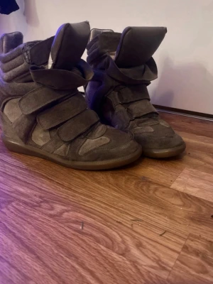 Bruna höga sneakers med kardborre - säljer mina knappt använda isabelmarant !!PRIS KAN DISKUTERAS!!