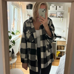 Svartvit rutig jacka  - En oversized svartvit rutig jacka från H&M. Fint skick!! Storlek xs men är stor i storleken och oversized. 