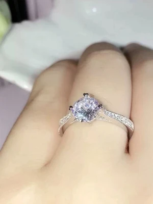 Justerbar ring  -  ring med en stor glittrande sten och smala band med små stenar