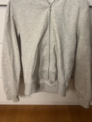 ljusgrå zip hoddie - jättefin ljusgrå zip hoddie i storlek S men funkar för m/ xs med. beror på hur man vill ha den. 