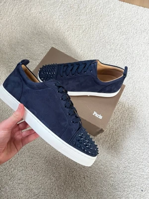 Christian Louboutins - Säljer dessa feta Christian Louboutins som är helt nya, perfekt som en present eller vardaglig användning. Boxen och dustbag ingår, skorna är i storlek 44. Skriv Pm vid funderingar, pris går att diskuteras vid snabb affär 💫