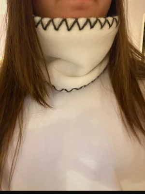 Vit buff med coola detaljer - Jättemjuk och unik buff med mörkgråa stygn!! Skriv för frågor 