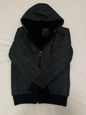 Stickad fodrad hoodie - Snygg fodrad hoodie, perfekt nu när det är kallare och mot våren. Schysst färg och åtspännbar luva. Bra skick, storlek S. Skriv vid minsta intresse, pris går alltid att diskutera vid smidig affär 😀