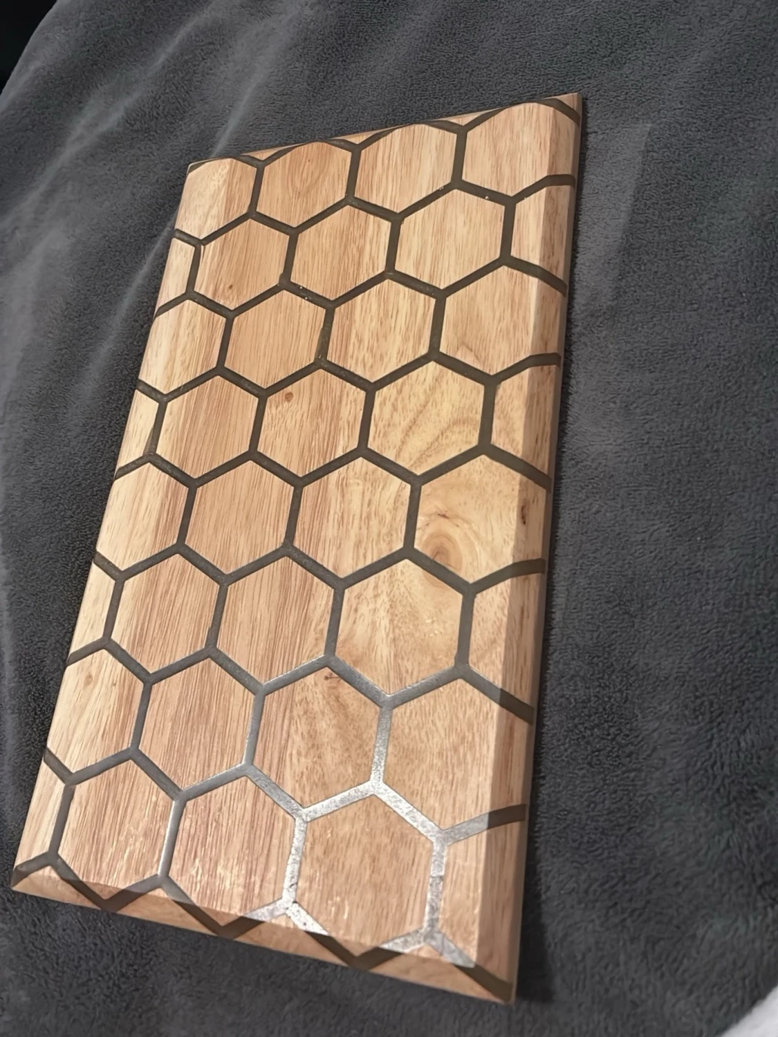 Skärbräda  med hexagonmönster och epoxy - 1