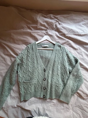 Stickad kofta - säljer nu min stickade kofta då den inte längre kommer till användning💗