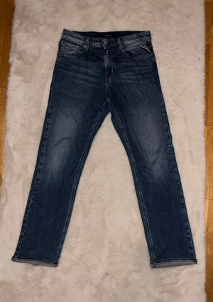 Replay jeans i blå denim - Tja! Säljer dessa Replay jeansen i blå denim🔥 | jeansen är i mycket bra skick🤩 Jeansen har raka ben och normal passform, med Replay-logga på bakfickan och läderpatch i midjan. Perfekt för dig som gillar stilrena jeans. Hojta till om intresserad!😊 Storlek: 14A /158 cm |