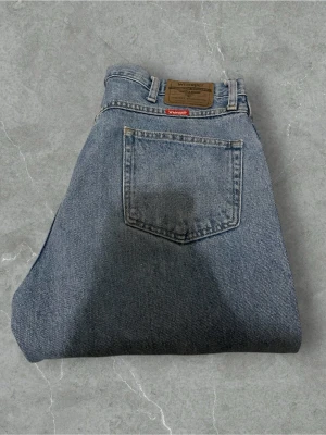 Wrangler regular fit blå jeans | W36 L30 - Alla mått framgår av bilderna. Har du frågor eller funderingar är du välkommen att höra av dig. Samtliga jeans tvättas innan de skickas.  Anmärkning: en mindre fläck finns på låret.