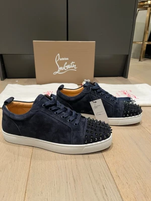 Christian Louboutin skor - Skick: 8/10 (inprencip helt nya) Storlek: 42 Färg: Navy Blue med vit sula Ingår/medföljer: 2st Dustbag, box, extra nitar & 2st extra snören! Äkta: Yes köpte dessa på Vinted för inte så länge sedan och då köpte jag med äktahets kontroll och de gick igenom utan problem Vid frågor eller önskas fler/tydligare bilder är det bara att höra av sig🤝:) Fraktar inom 24h🚚📦