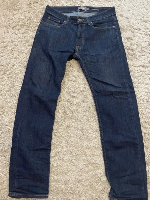 Mörkblå jeans från Dressmann Regular Fit - Snygga mörkblå jeans från Dressmann i modellen Regular Fit. Har använts några gånger men precis som nya, inga fel på de. Perfekta och sköna i storleken. PRIS KAN ALLTID DISKUTERAS 